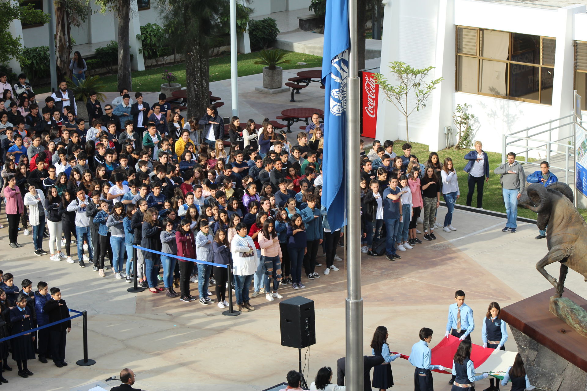 Durante el acto cívico.