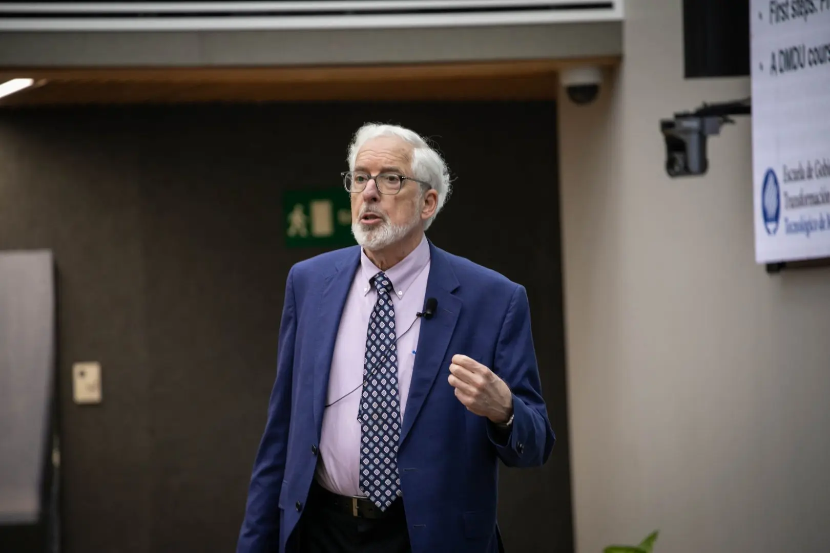 Steven Popper dando una platica