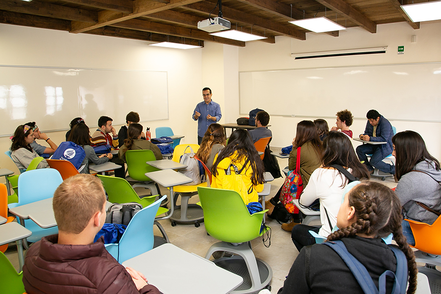 Alumnos en una plática de inducción en las instalaciones del CIIS.