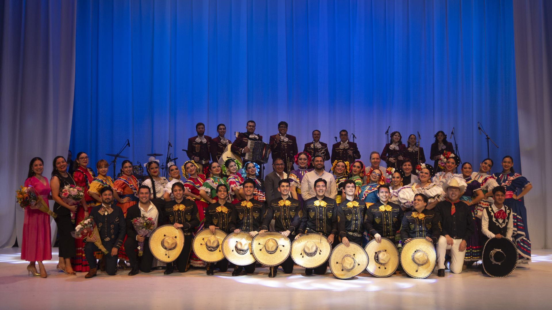Foto grupal durante la Gala Folkl&oacute;rica: Algarab&iacute;a de M&eacute;xico. Foto: Karla Mill&aacute;n