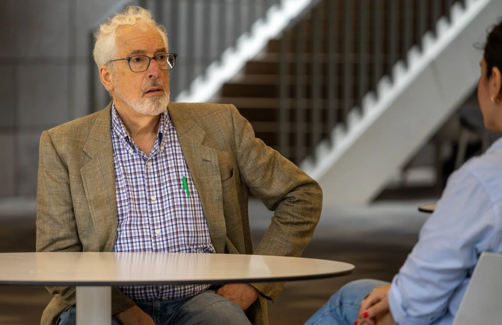 Steven Popper sentando