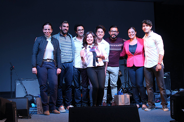 Alumnos del primer lugar en el Festival de la canción