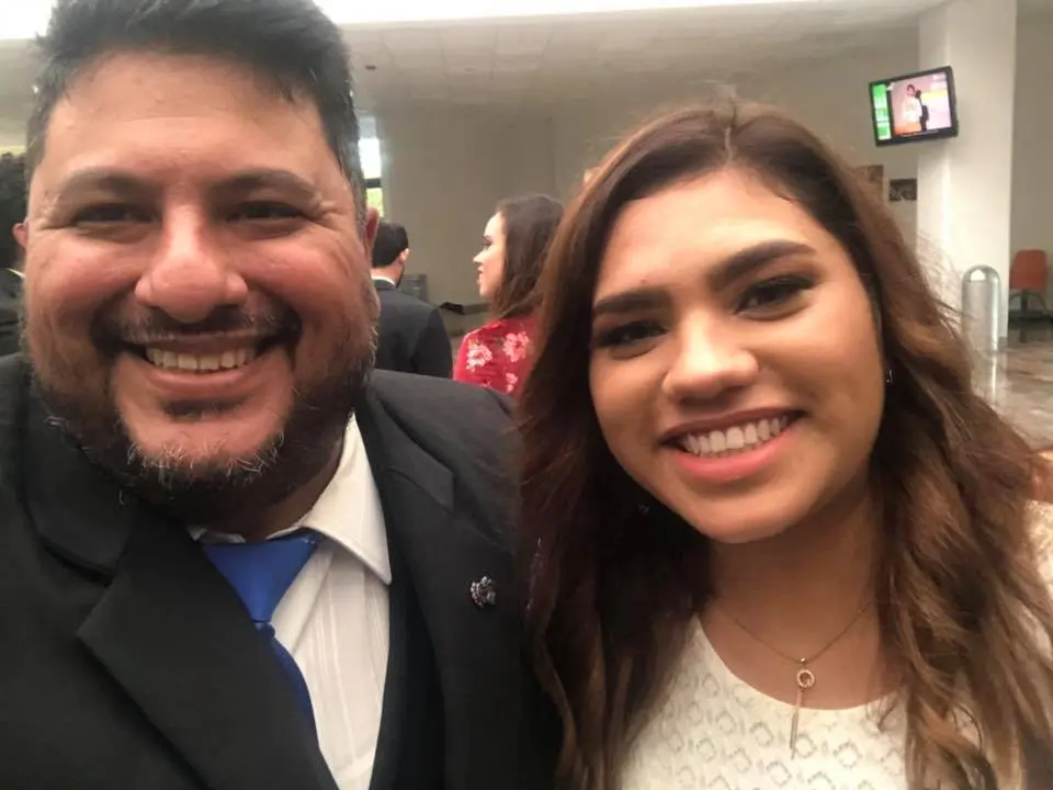 León y Ana minutos antes de la graduación