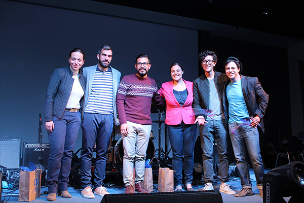 Alumnos del segundo lugar en el Festival de la Canción 