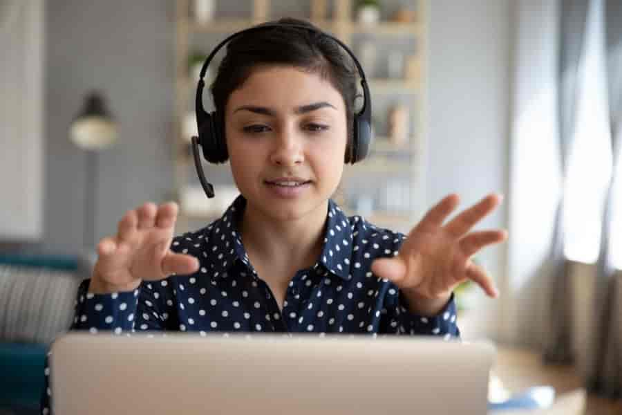 Joven tutora dando asesoría en línea desde casa