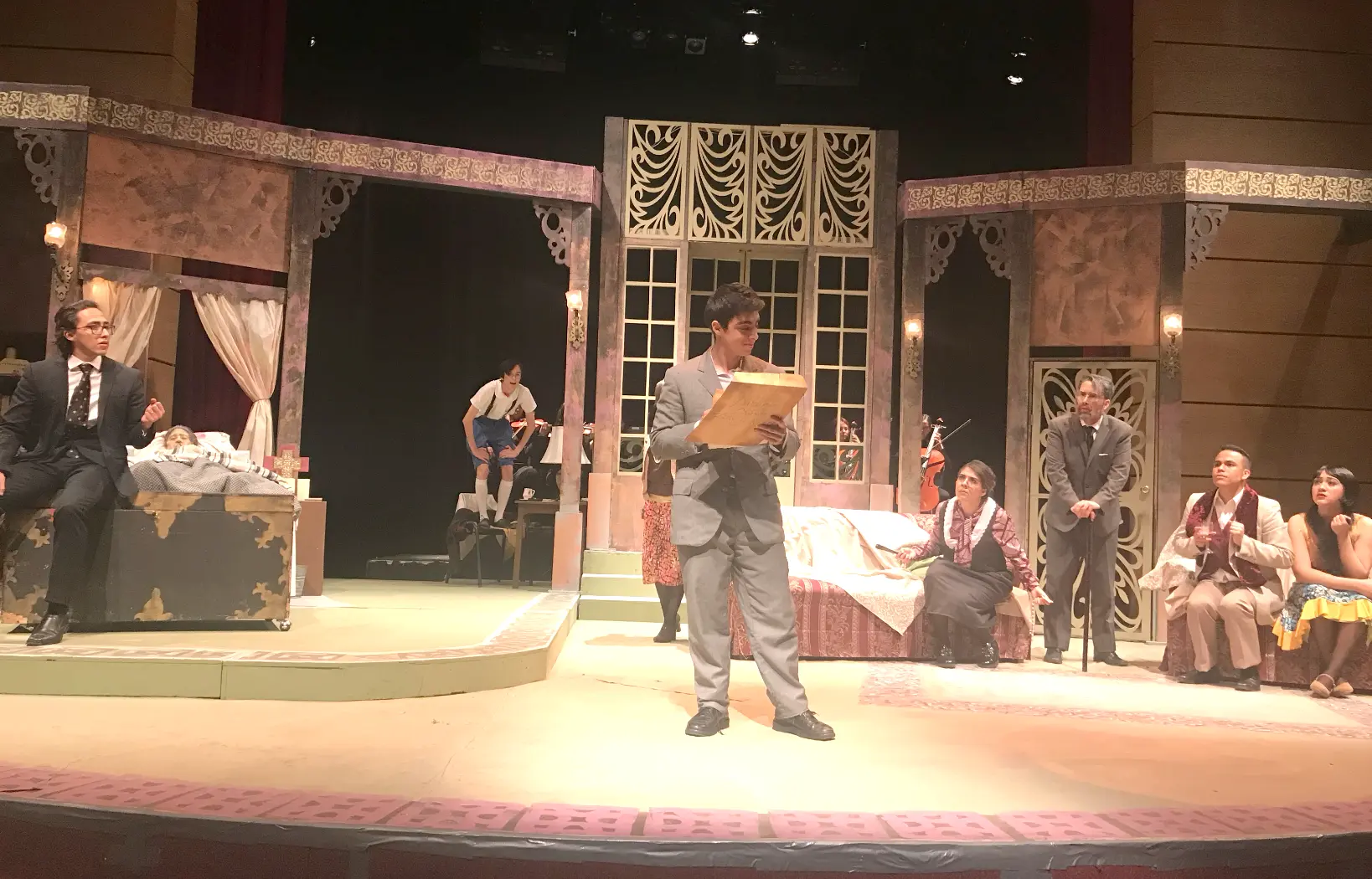 Parte del trabajo de Jorge montar los escenarios para el teatro