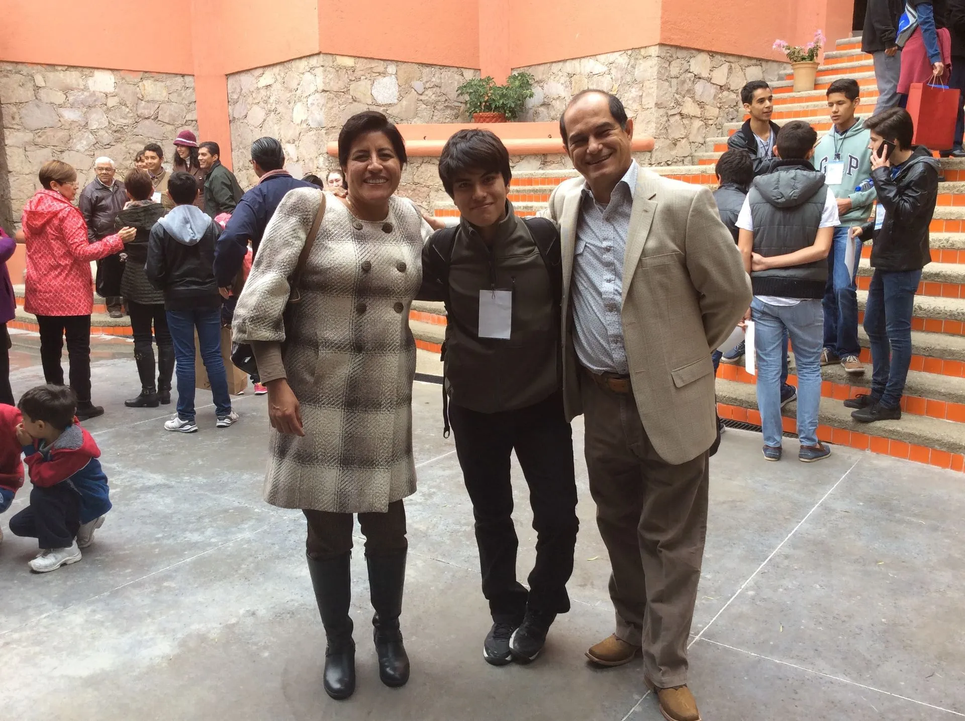 Sebastian Sanchez acompañado de su familia