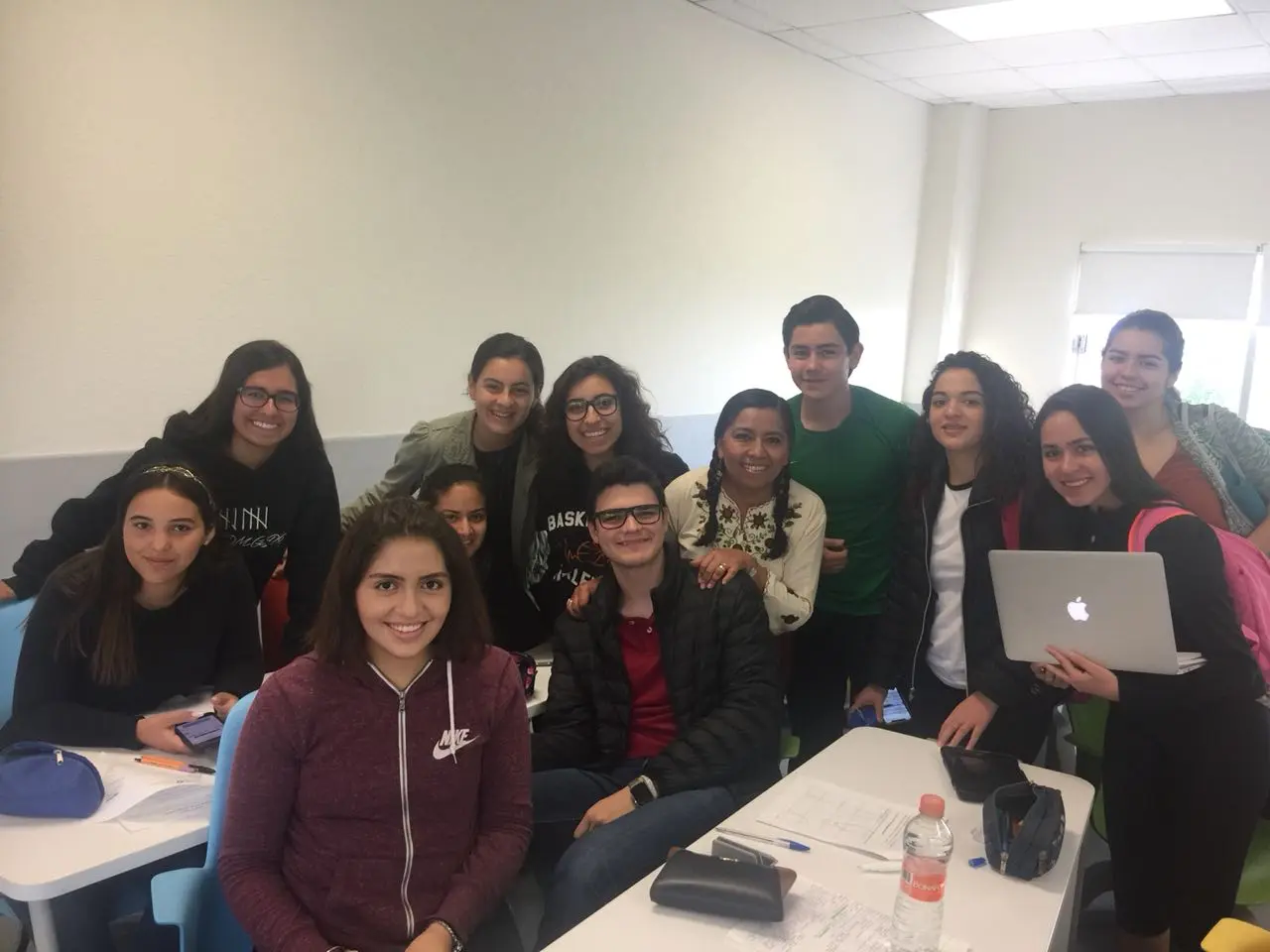Sandra Castillo con sus estudiantes en el salón de clases.