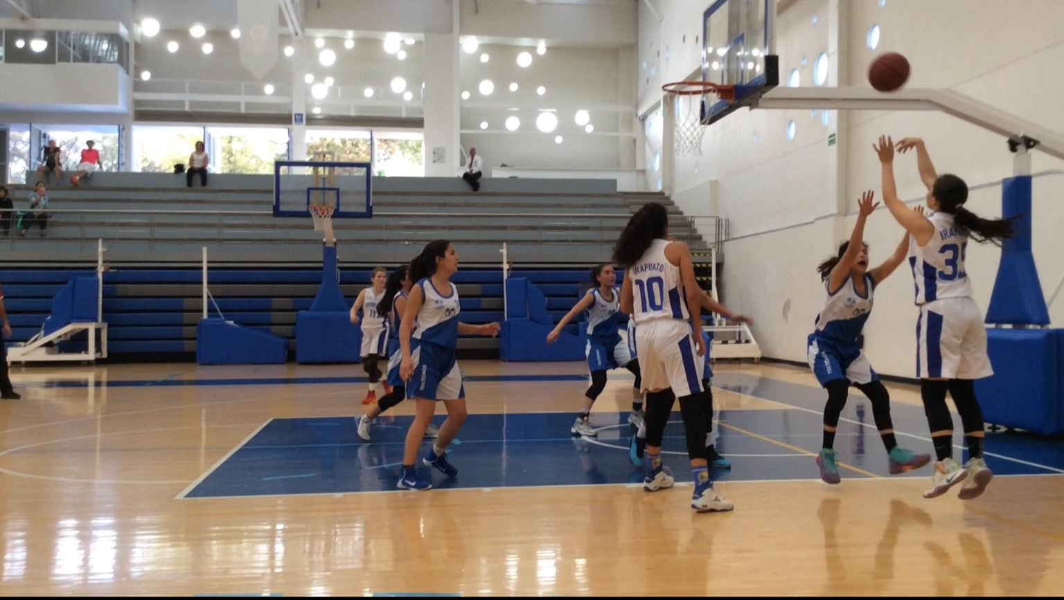 Tania Martínez jugando basquetbol, capitana del equipo BORREGOS, Campus Irapuato