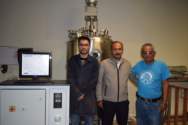 Profesores y alumnos frente al biorreactor