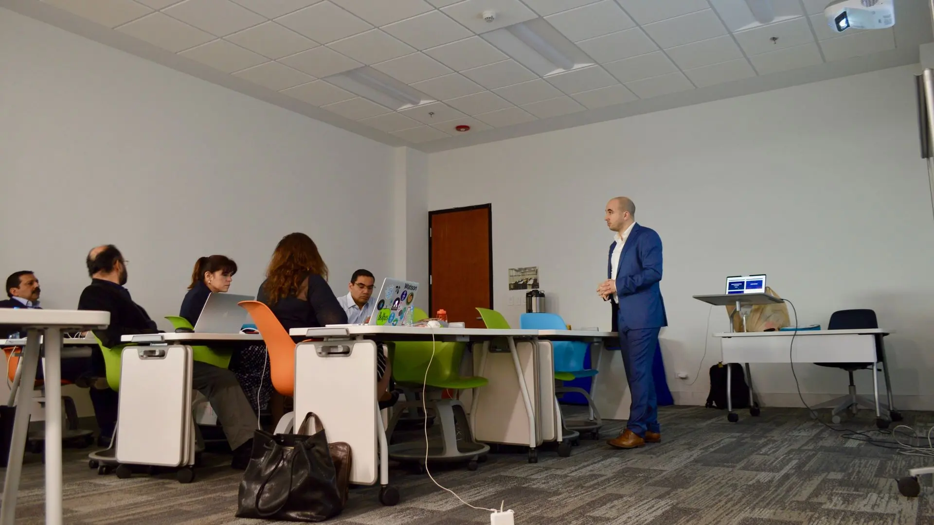 Directivos de IBM en el Taller Intensivo en CEDDIE