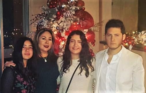 María José junto a su madre y sus hermanos