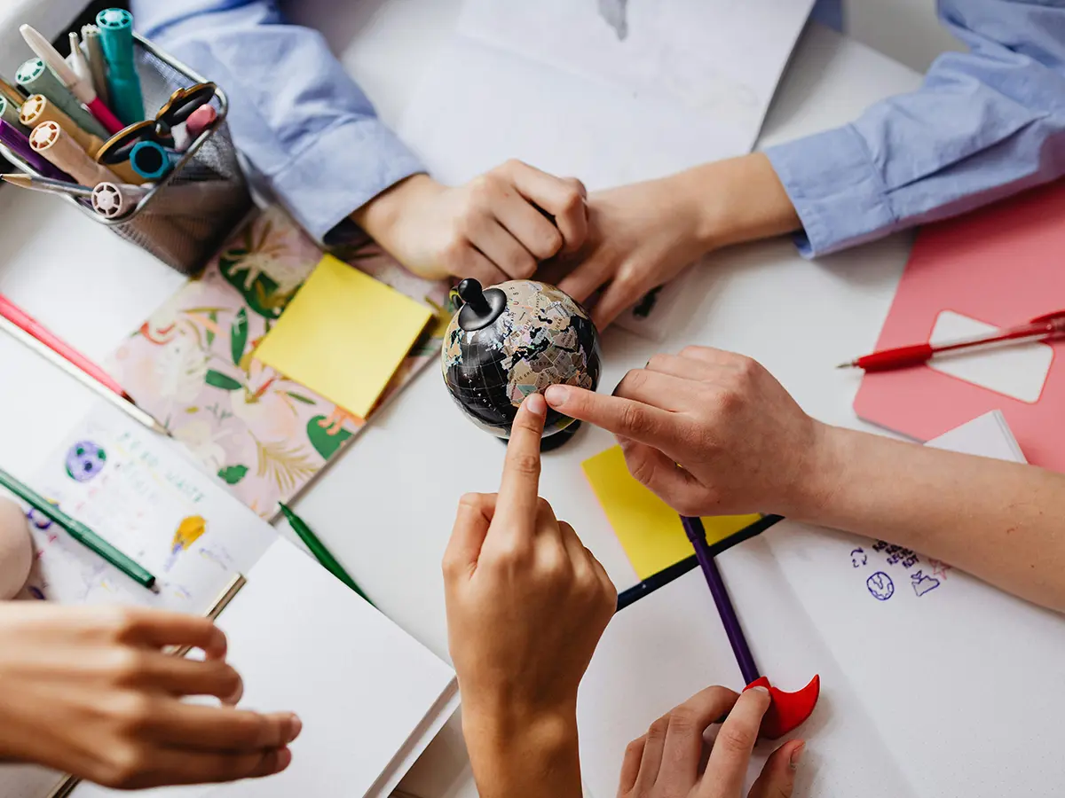 Alumnos aprendiendo sobre el mundo