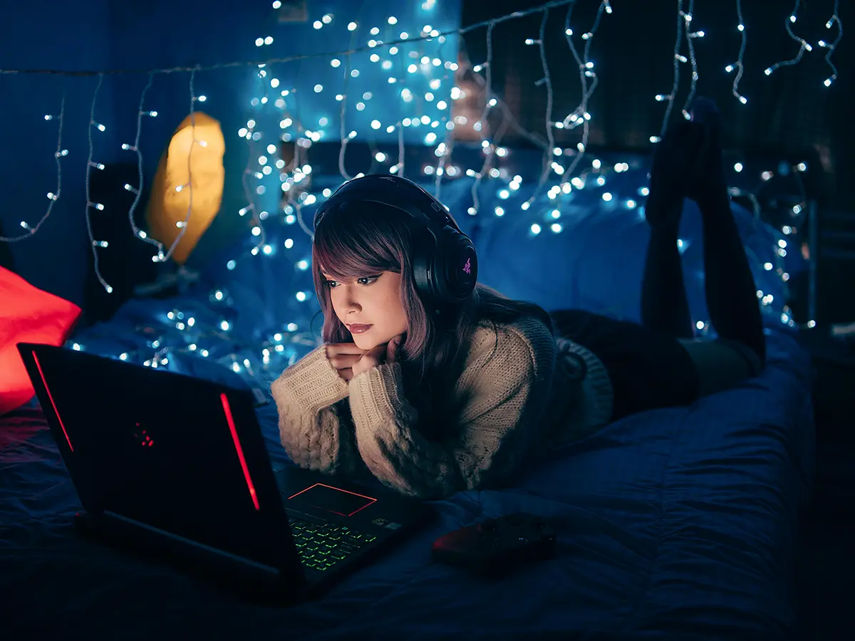 Muchacha en la computadora viendo una película