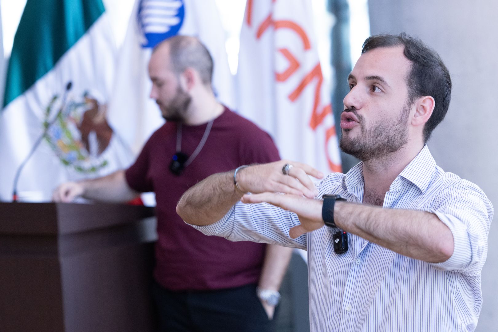 Jos&eacute; Manuel y Jos&eacute; Andr&eacute; Contreras presentando su emprendiemiento, CeluNova