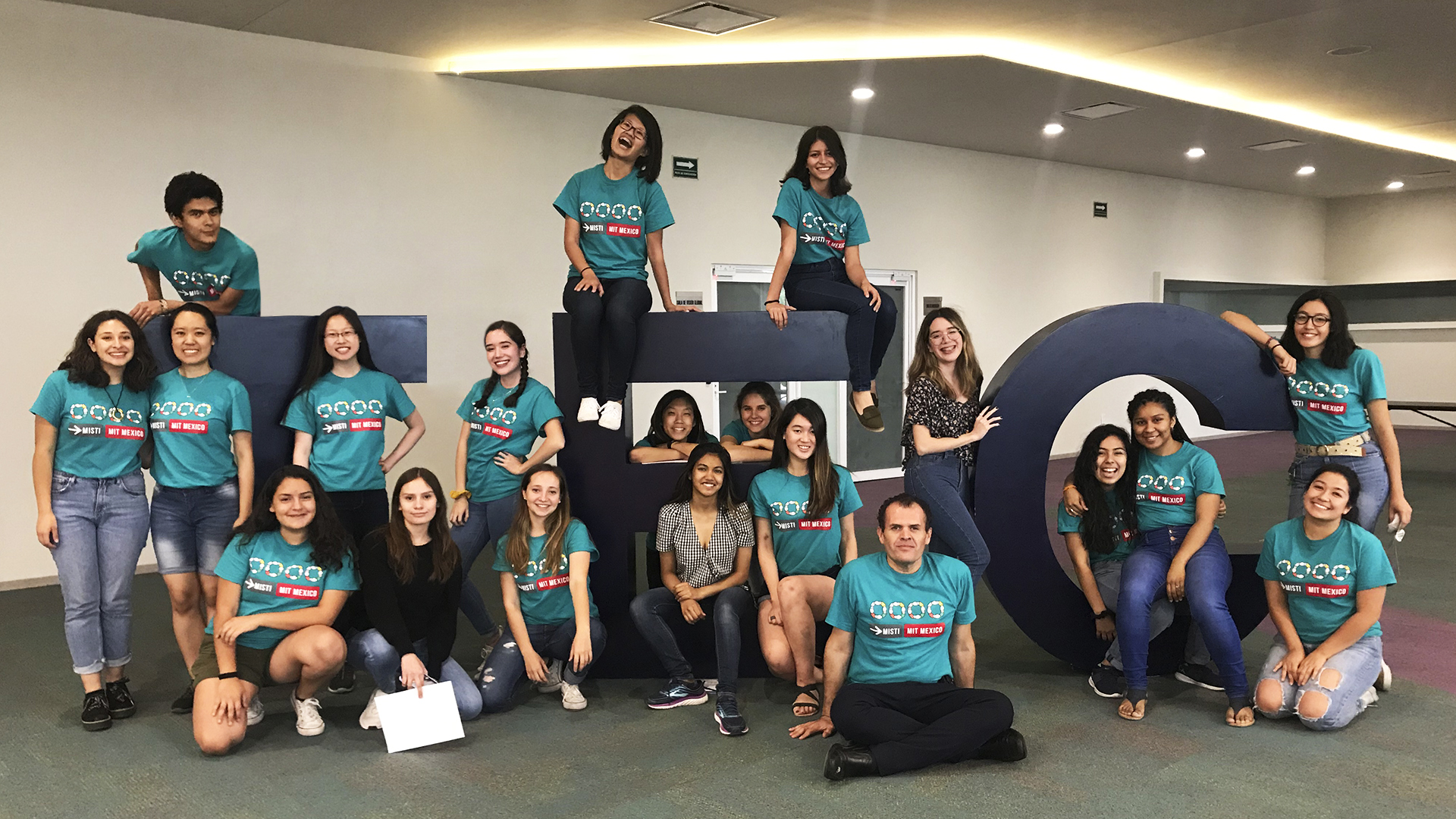 Instructoras y Dr. Juan Manuel Campos, director asociado de la Escuela de Ingeniería y Ciencias de campus Aguascalientes 