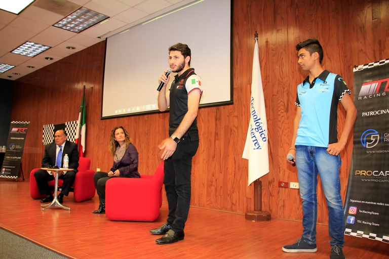 Alumnos, padres de familia y profesores se reunieron para escuchar las vivencias de lo que el reconocido expiloto vivió como corredor de autos y más tarde como representante de otros compañeros.