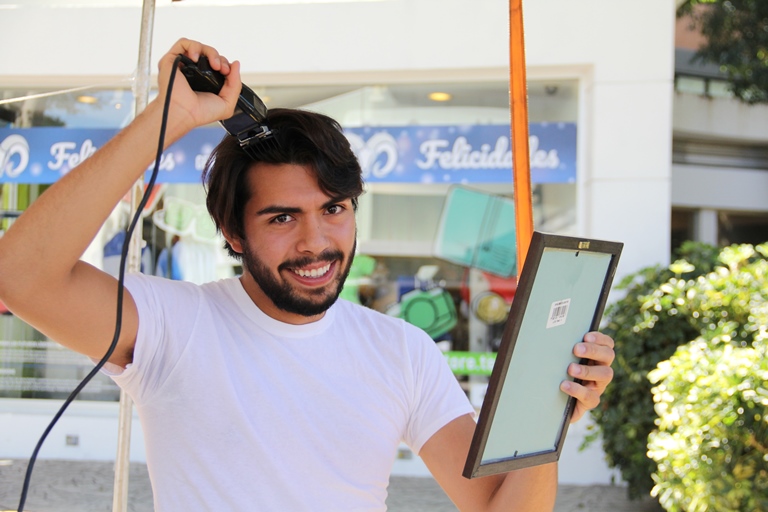 Los estudiantes subieron un video a la plataforma fondify.mx, donde expresaban quiénes eran y cuánto pedían por su barba, bigote o cabello, de esta manera lograron parte de la colecta.