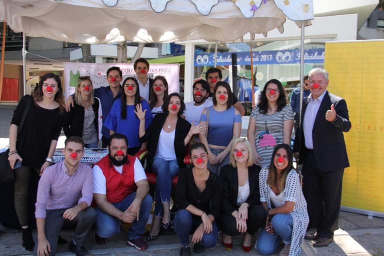 A la campaña también se unieron varios estudiantes que buscaron donativos persona a persona a través de unas alcancías.