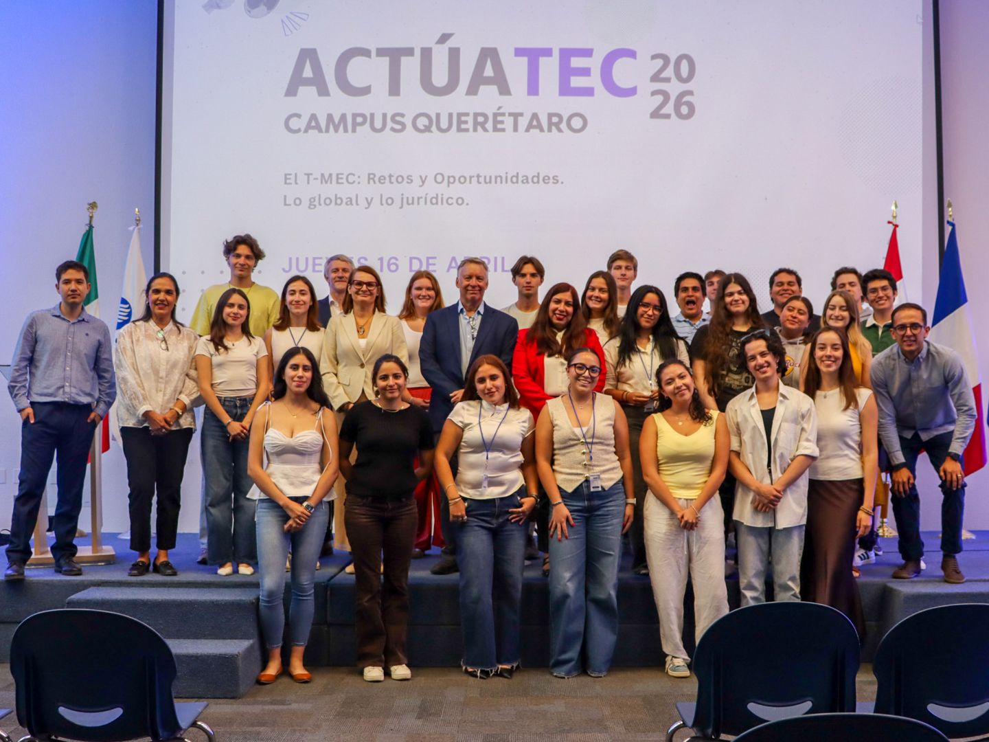 Asistentes de ACT&Uacute;ATEC 2026 fotograf&iacute;a grupal durante el evento realizado en el Tecnol&oacute;gico de Monterrey campus Quer&eacute;taro.