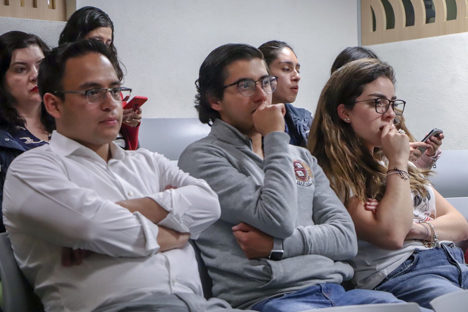 Alumnos en la conferencia