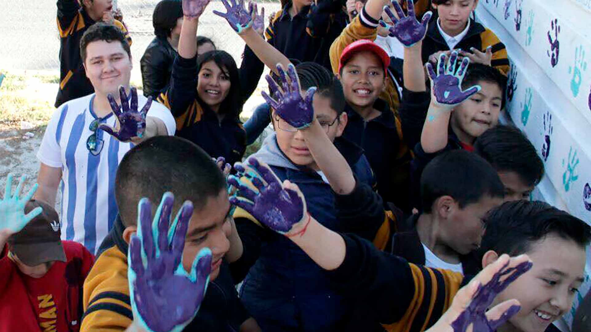 Arturo Rivera y niños de barrios de Pachuca