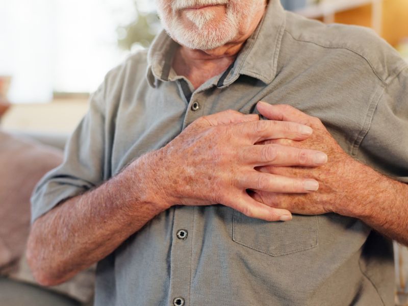 Adulto mayor con molestia en el corazón.