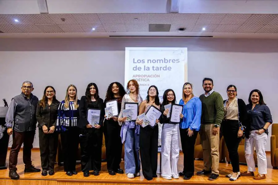 Cinco alumnas de PrepaTec recibiendo el libro "Los nombres de la tarde".