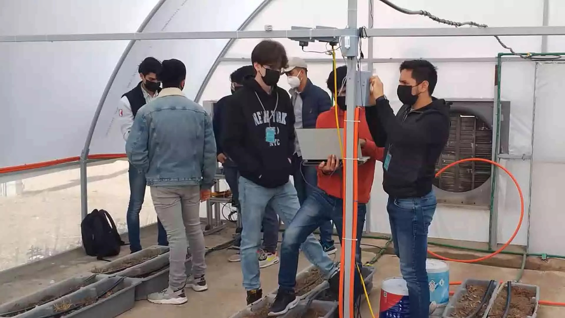 Grupo de estudiantes apoyando la renovación eléctrica del proyecto.
