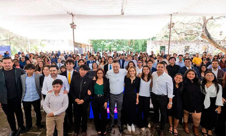 Estudiantes de PrepaTec Querétaro son reconocidos con el Premio Estatal de la Juventud por sus actividades académicas de robótica. 