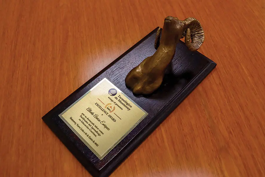 El reconocimiento de Alberto Arvizu es por su trabajo como instructor con empresas