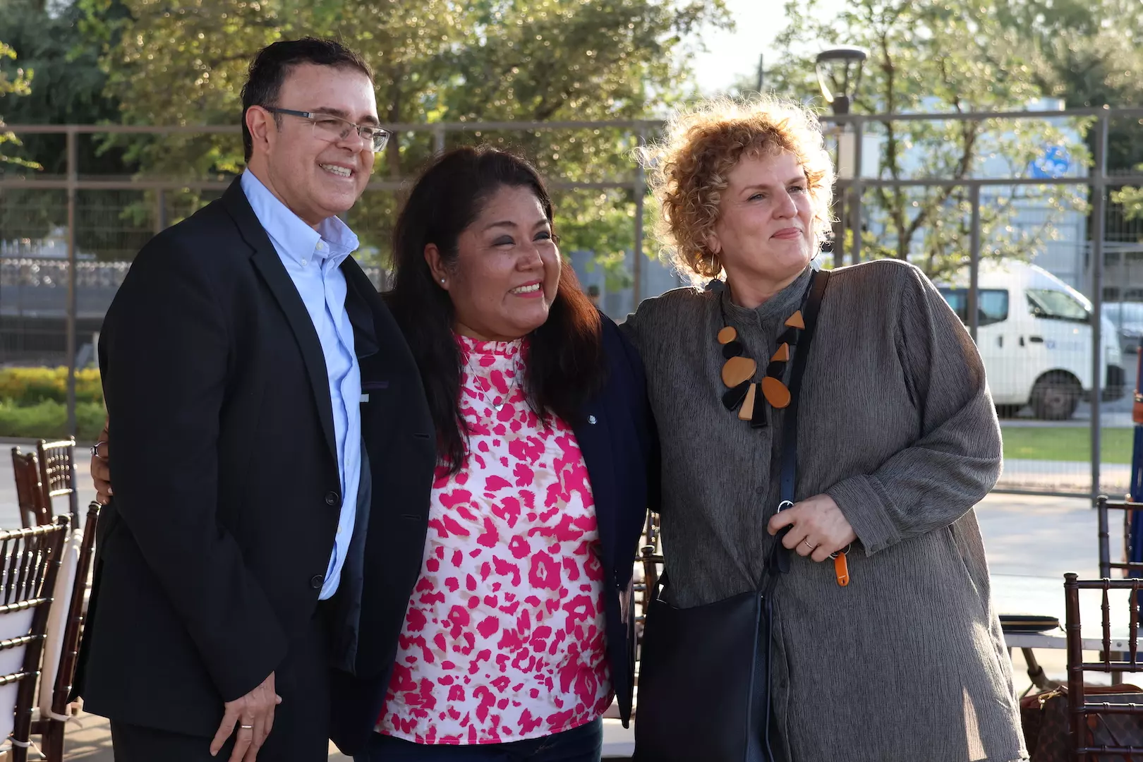 Aurora, egresada de Prepanet, en compañia de los directivos Pablo Ayala e Inés Saénz