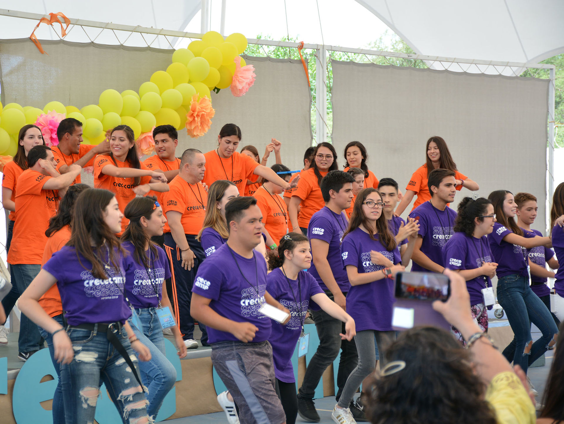 Jóvenes ensayando en salón de baile