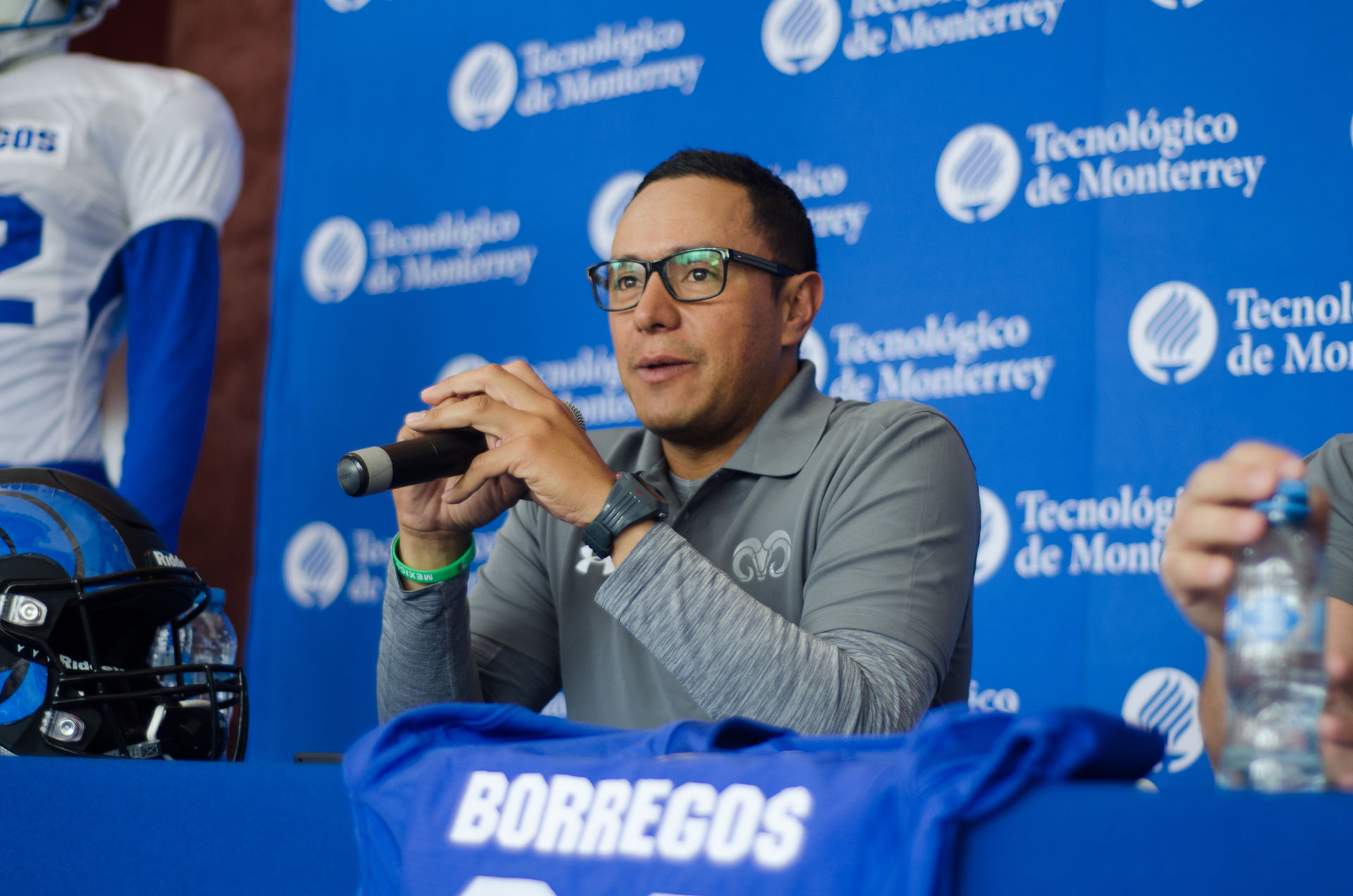 Gustavo Tella en conferencia de prensa