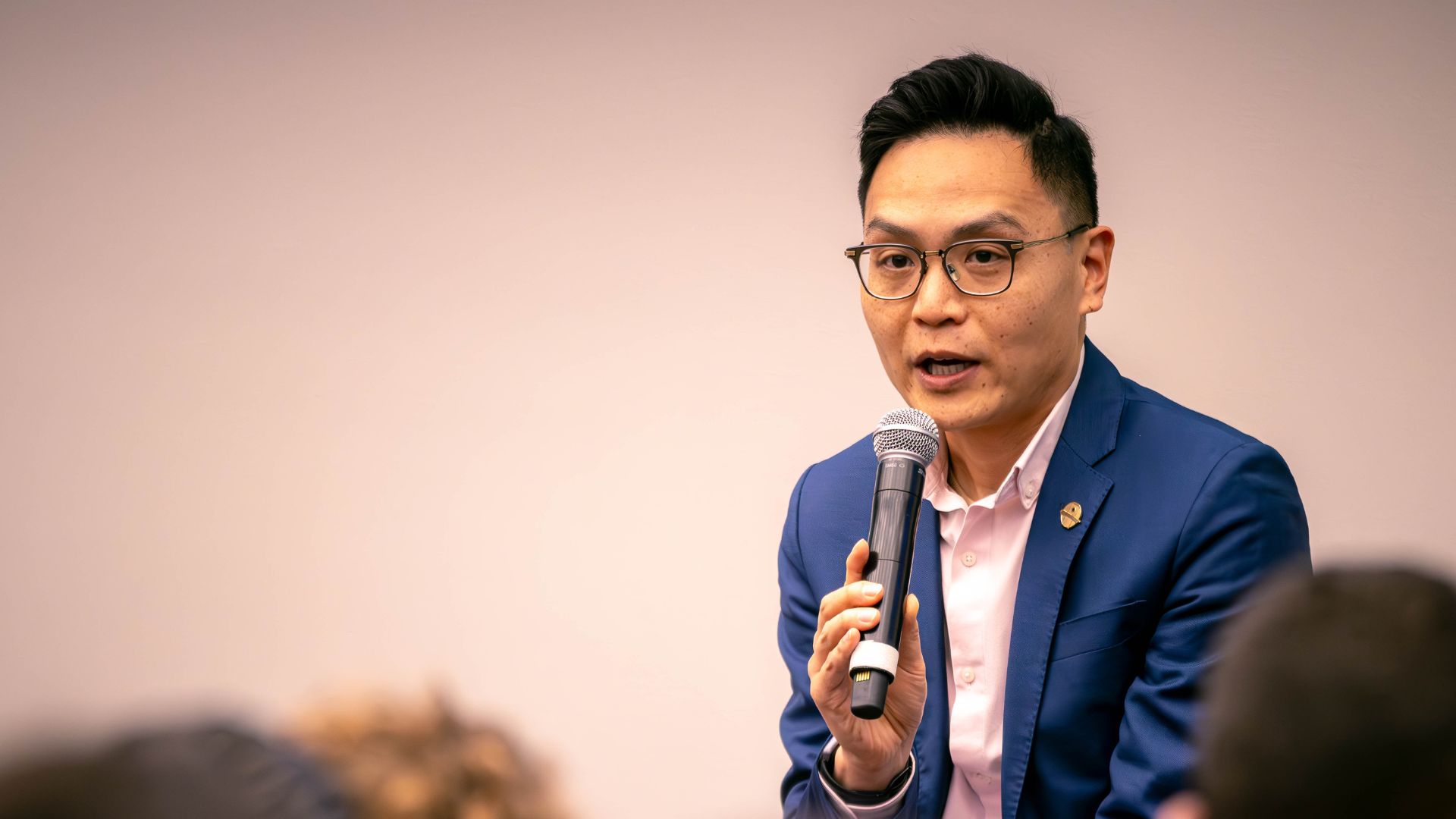 Bruce Au, secretario general de la Yidan Prize Foundation, tom&oacute; el micr&oacute;fono y en el escenario reflexion&oacute; sobre la necesidad de replantear el dise&ntilde;o pedag&oacute;gico antes de integrar inteligencia artificial en la educaci&oacute;n superior