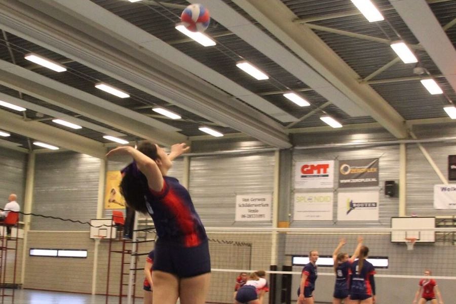 Camila Mata en un partido de voleibol