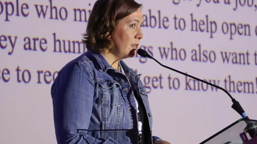 Camille Leganza dando una charla en el Tec Qro