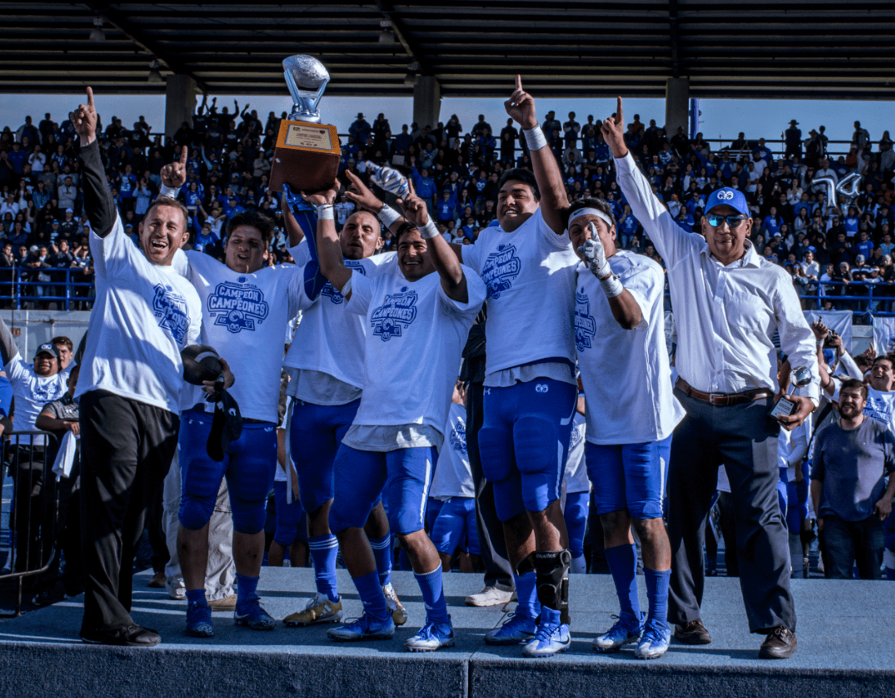 Levantan con orgullo su trofeo