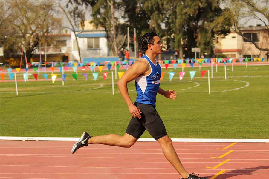 Carlos corriendo en pista