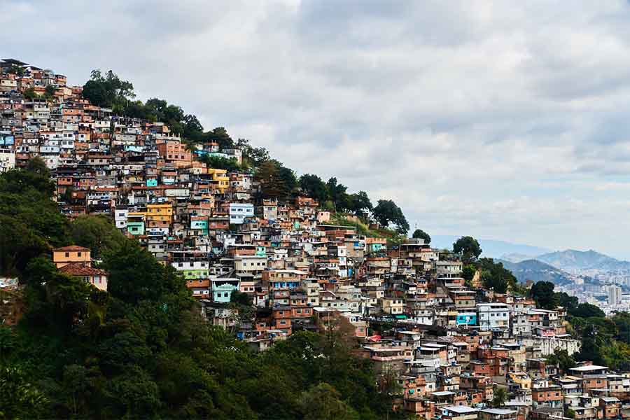 casas de escasos recursos en un cerro