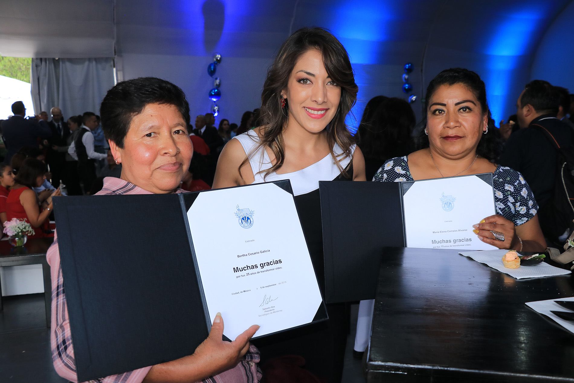 Bertha Cesario junto con compañeras del Tec de Monterrey