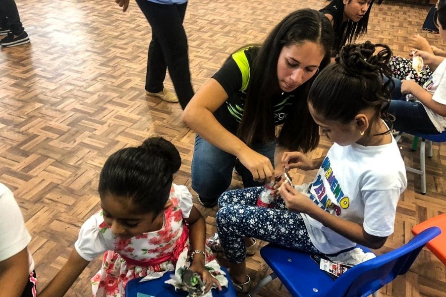 Claudia Gómez apoyando su proyecto.