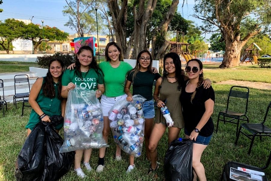 Claudia Gómez con su equipo