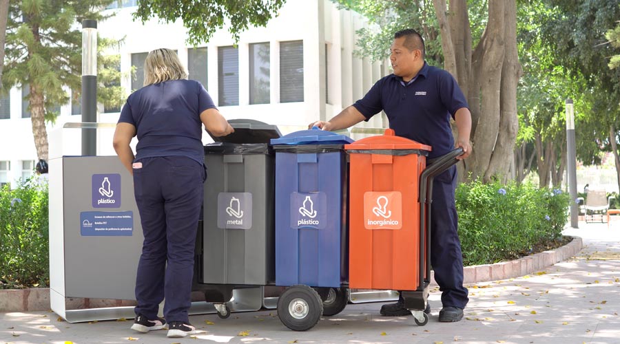 Colaboradores del Tec de Monterrey campus Querétaro recolectando el plástico de los basureros del campus