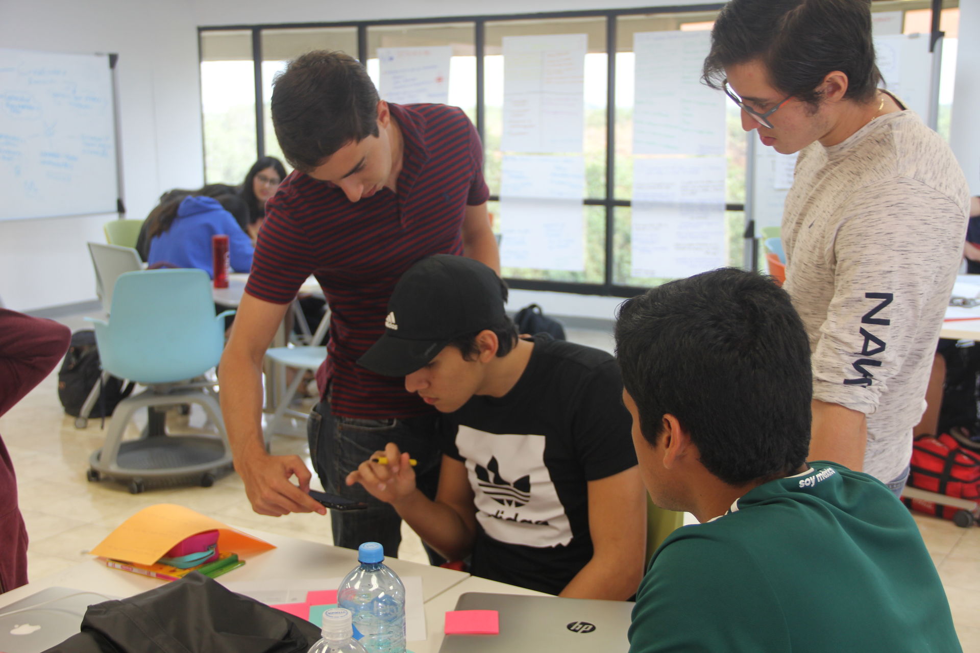 Alumnos de la materia de emprendimiento en campus Tampico trabajando en su proyecto.