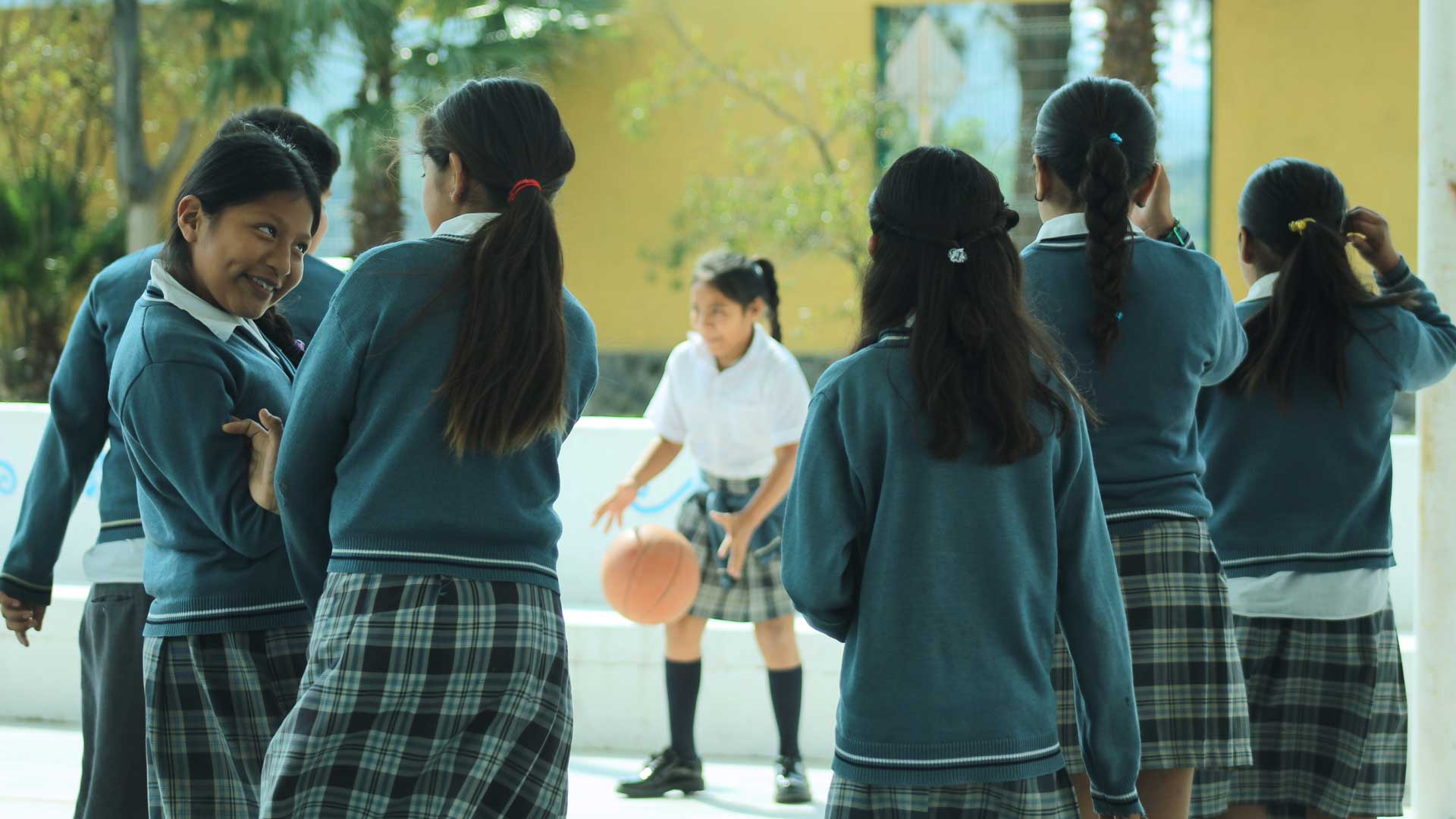 Niños hñahñu jugando en la Escuela Primaria Nicolás Bravo.