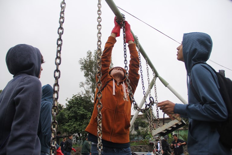 Además de actividades de buscar mejorar el entorno, los alumnos organizaron una recolecta de juguetes para entregarlos a los niños de 2 primarias. 