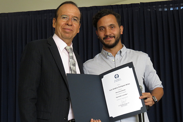 Entrega de reconocimiento después de su conferencia