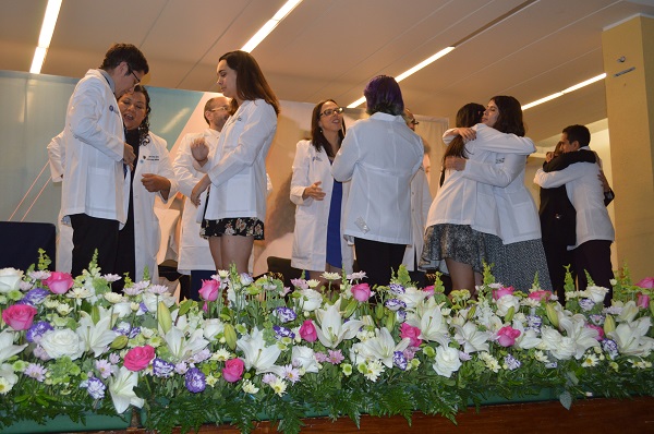 Alumnos recibiendo su chaquetín blanco