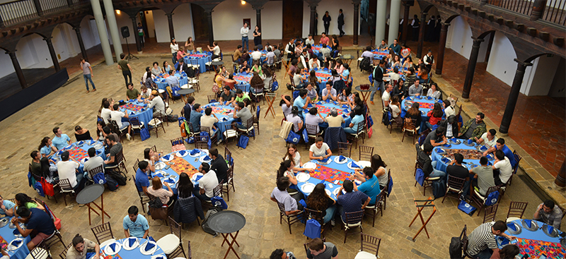 Alumnos en la comida de bienvenida